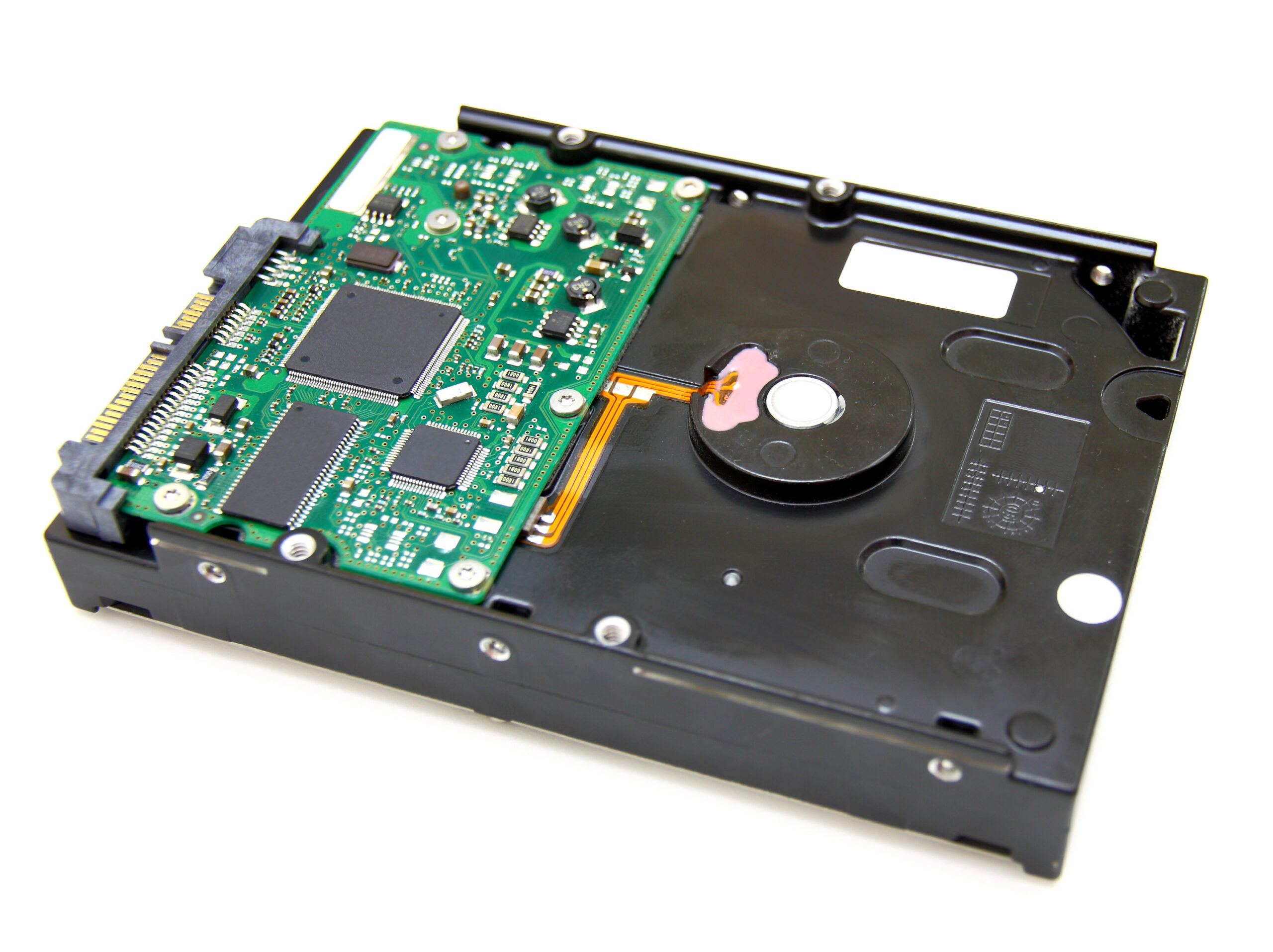 Disque dur ouvert montrant les circuits électroniques et les composants internes.